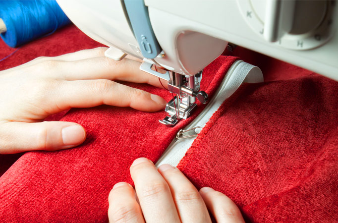 5 TIPS TO HELP YOU SEW BETTER WITH ZIPPERS  Perfect your top stitching  when sewing zipper pouches! 