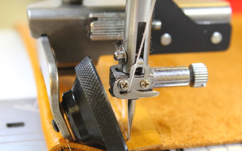 The Janome HD sewing foot from GUR can smoothly control materials such as leather and vinyl